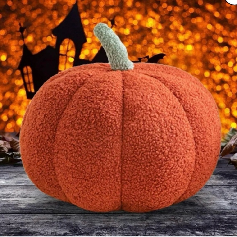 NWT- Plush Fleece Fabric Pumpkin Pillow
Size: 41.5" circumference 15" H